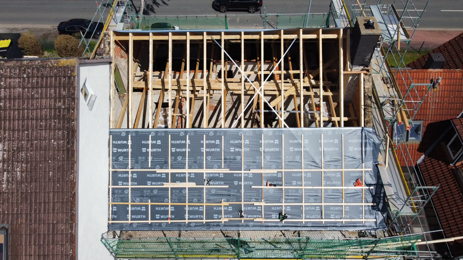 Neue hölzerne Dachlattung mit dunkler Unterdeckbahn von oben fotografiert